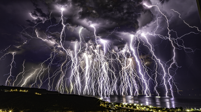 100-κεραυνοί-σε-50-λεπτά-η-θεαματική-timelapse-φωτ-562481548
