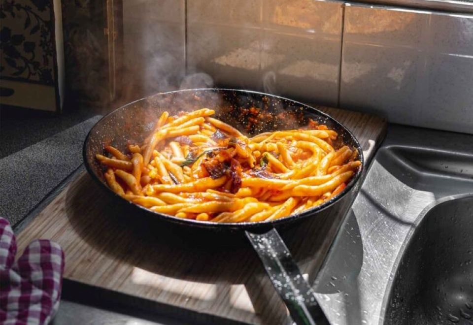 τα-στριφτάρια-με-σάλτσα-μελιτζάνας-τη-562464934