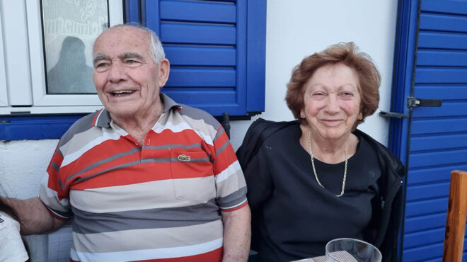 eνας-παππούς-και-μια-γιαγιά-στη-σίφ-562480063