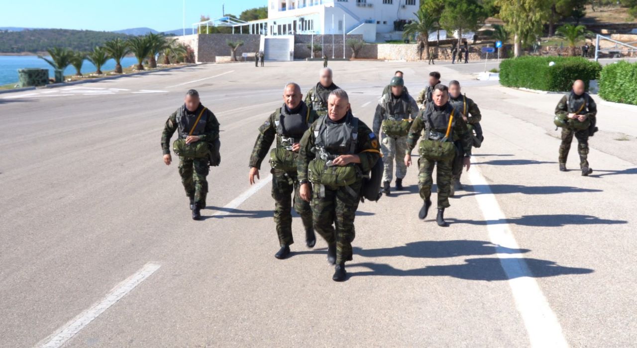 Κ. Φλώρος: Ο αρχηγός ΓΕΕΘΑ έκανε θαλάσσιο άλμα από ελικόπτερο-1