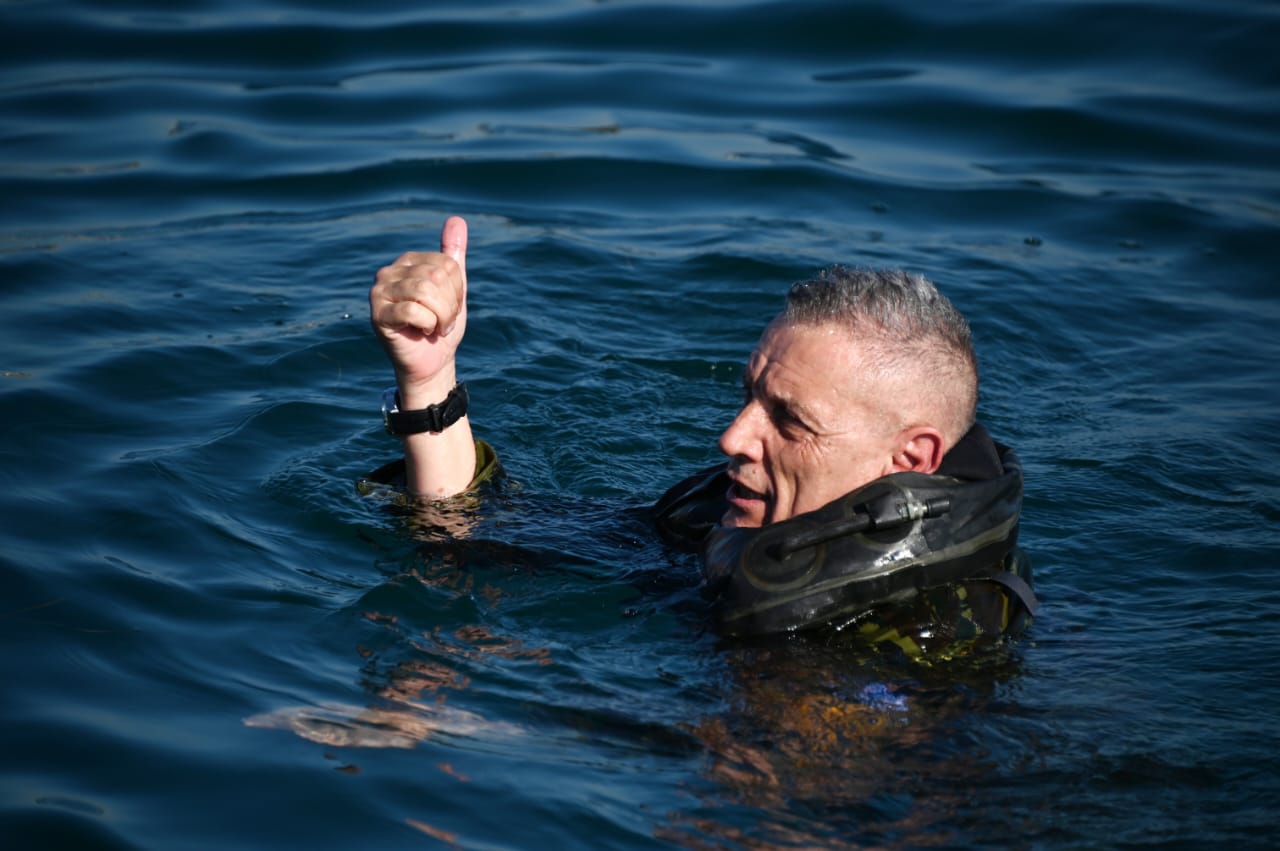 Κ. Φλώρος: Ο αρχηγός ΓΕΕΘΑ έκανε θαλάσσιο άλμα από ελικόπτερο-4