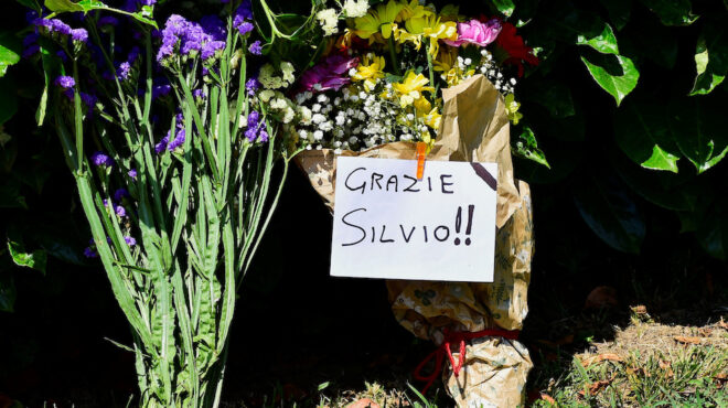 μπερλουσκόνι-μεσίστιες-οι-σημαίες-σε-562466875