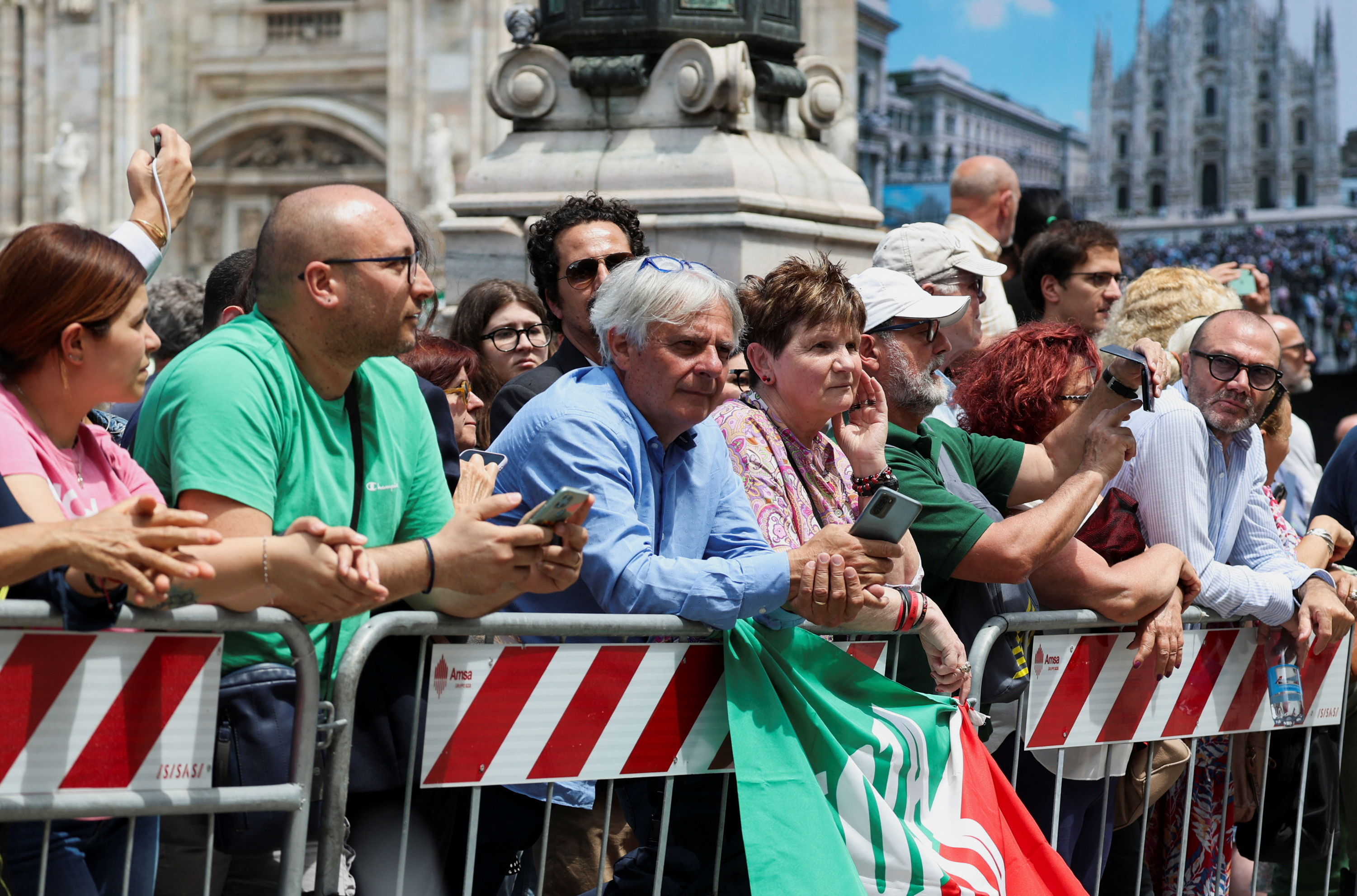 Μπερλουσκόνι: Η Ιταλία αποχαιρετά τον «Καβαλιέρε» – Χιλιάδες κόσμου στο Ντουόμο-5