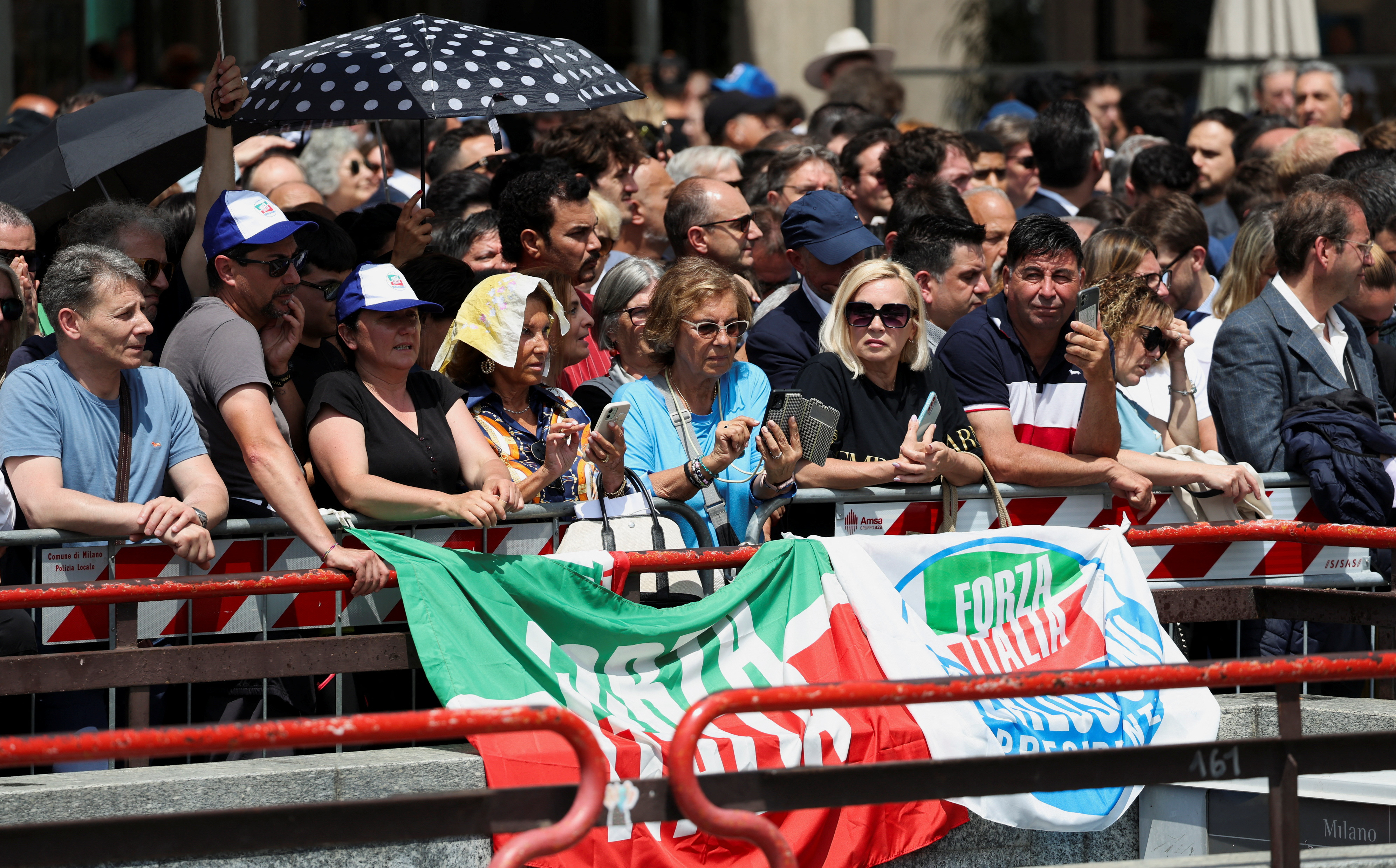 Μπερλουσκόνι: Η Ιταλία αποχαιρετά τον «Καβαλιέρε» – Χιλιάδες κόσμου στο Ντουόμο-9