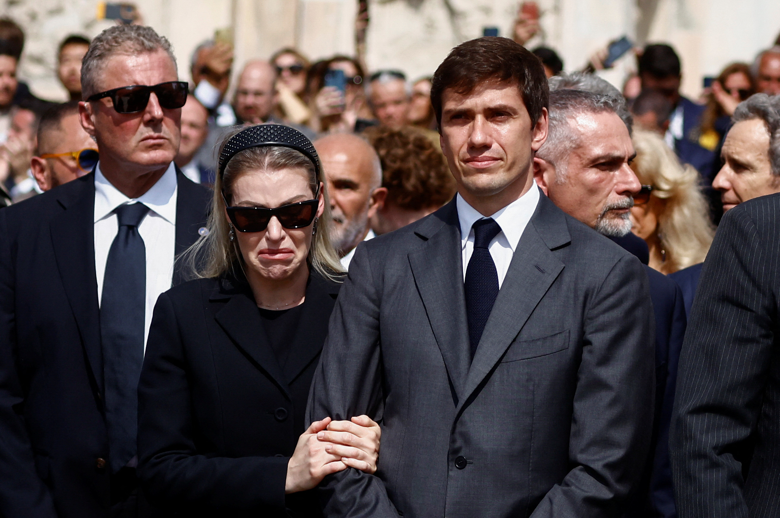 Μπερλουσκόνι: Η Ιταλία αποχαιρετά τον «Καβαλιέρε» – Χιλιάδες κόσμου στο Ντουόμο-2