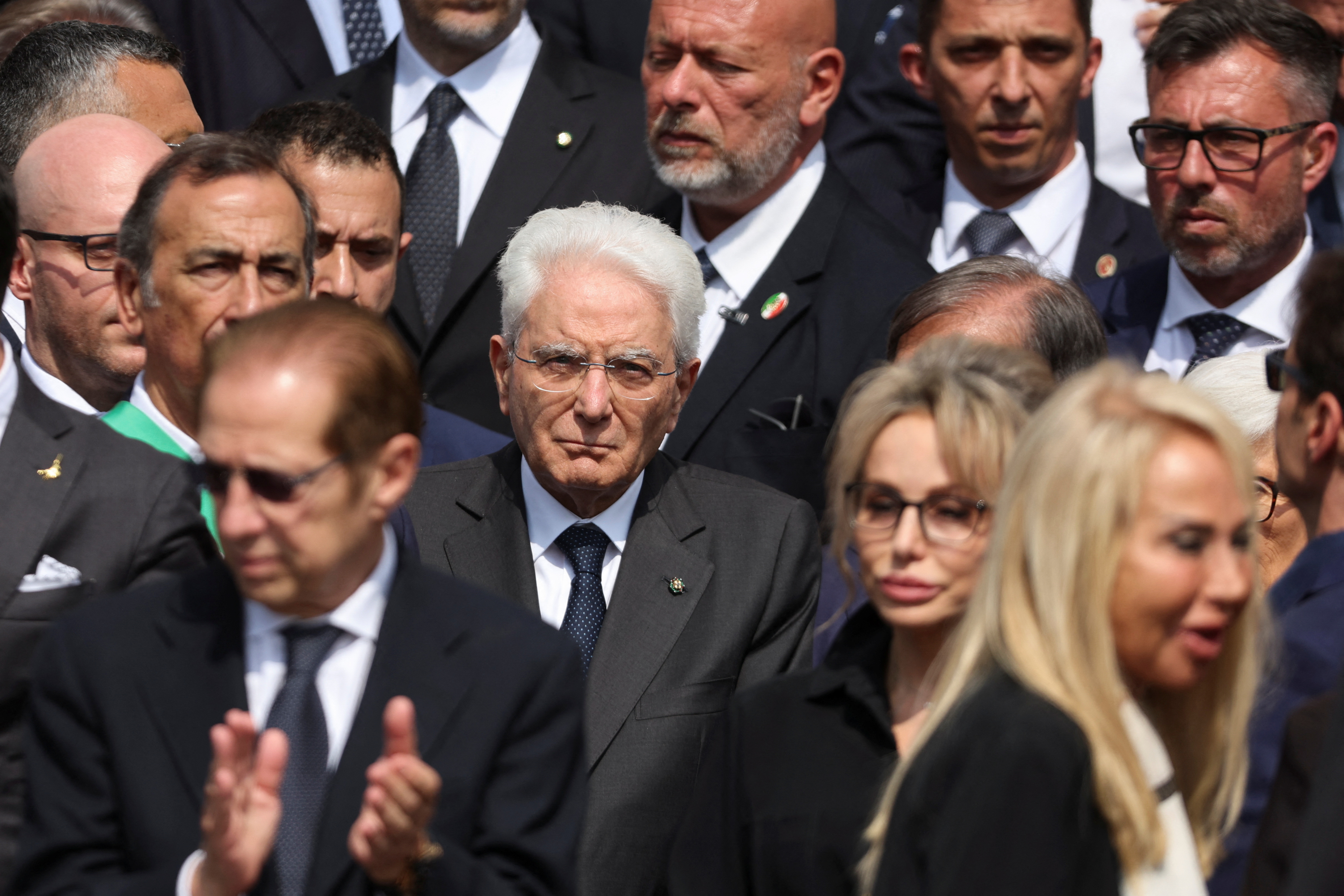 Μπερλουσκόνι: Η Ιταλία αποχαιρετά τον «Καβαλιέρε» – Χιλιάδες κόσμου στο Ντουόμο-3