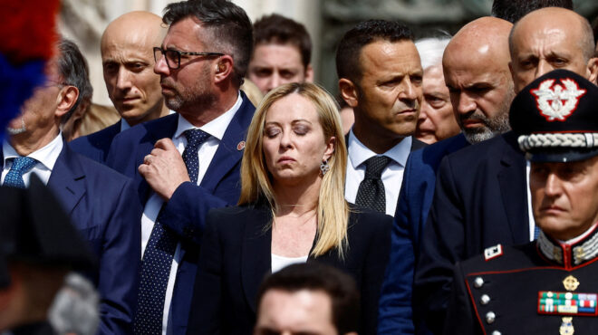 ο-μπερλουσκόνι-που-έφυγε-η-μελόνι-πο-562470862