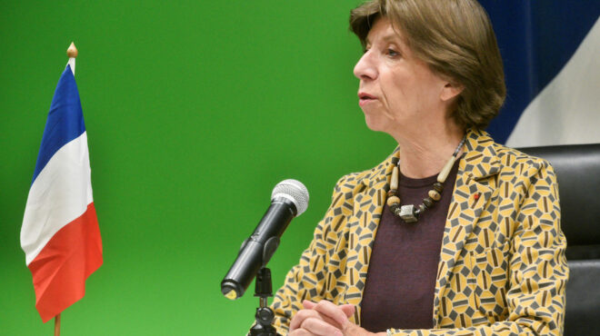 το-παρίσι-χαιρετίζει-την-ειρηνευτικ-562478932