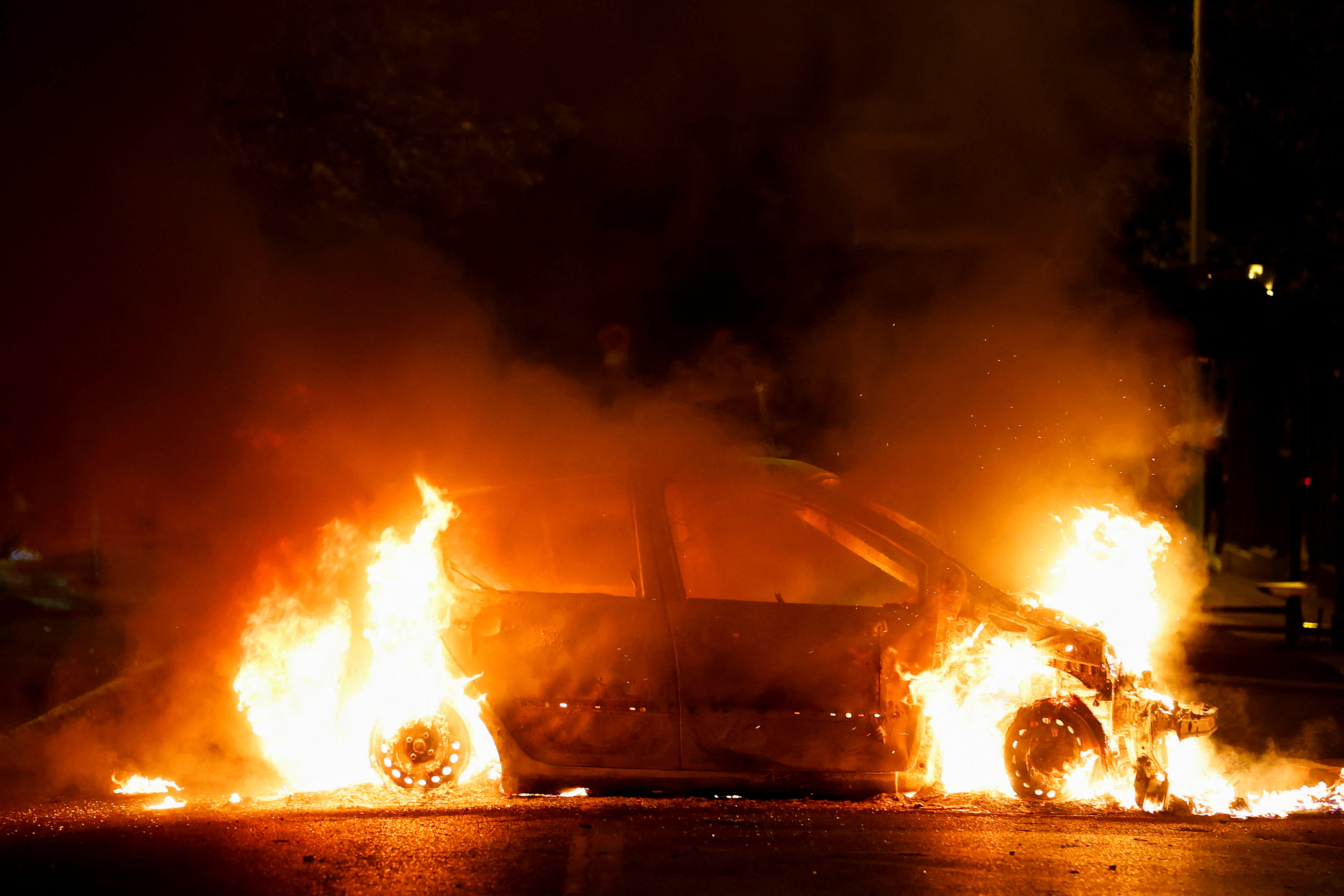 Βίαια επεισόδια για τρίτη νύχτα στη Γαλλία μετά τη δολοφονία εφήβου από αστυνομικό-4