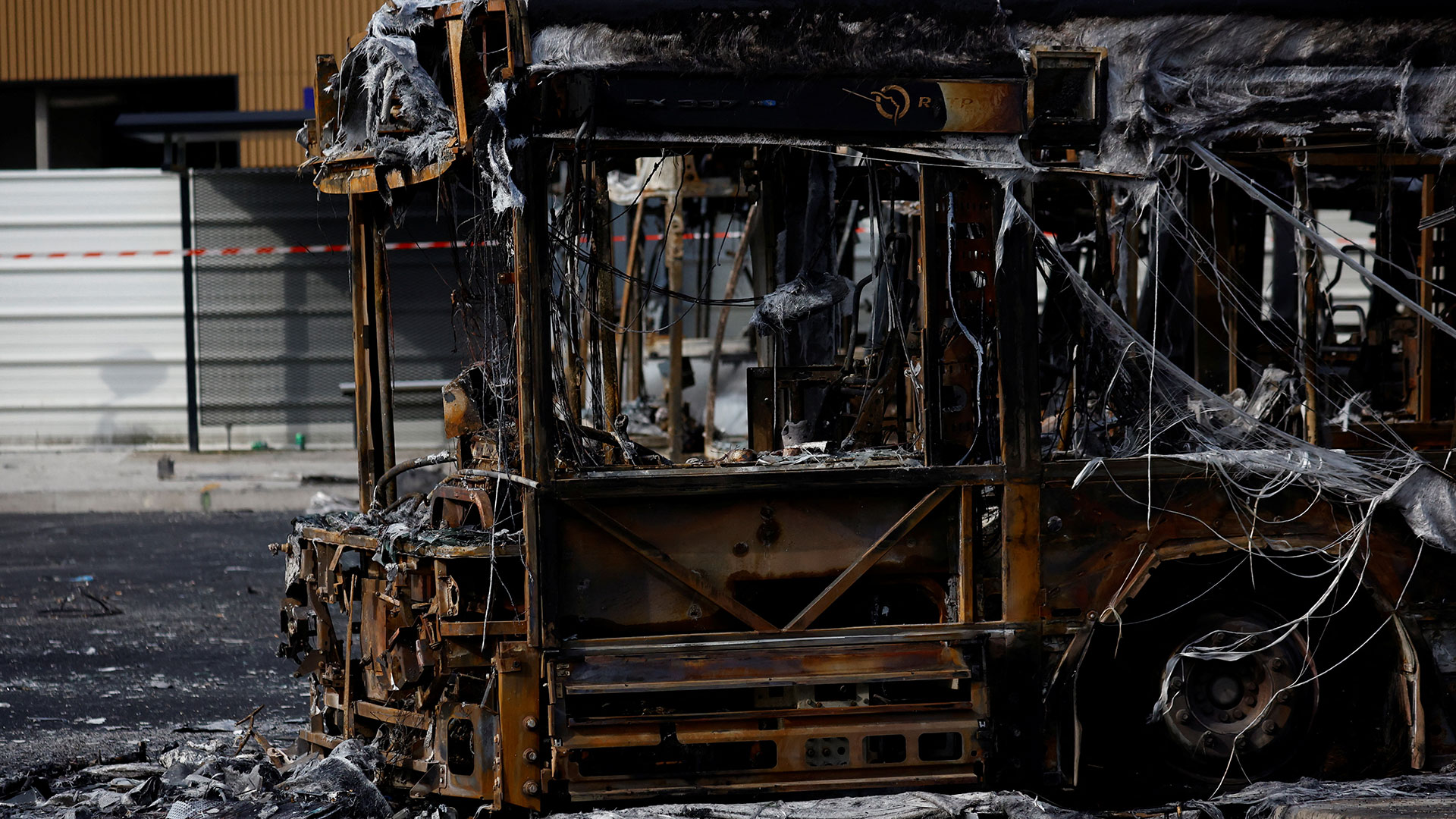 Γαλλία:  Νεκρός ο άνδρας που πήδηξε από κτίριο κατά τη διάρκεια ταραχών-2