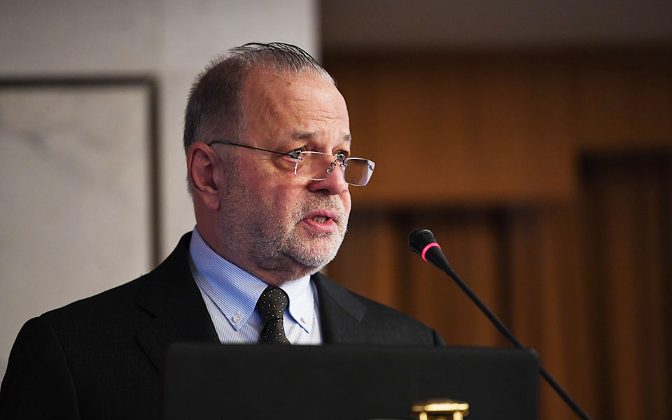 μεταφορά-έδρας-στο-εξωτερικό-εξετάζε-562453477