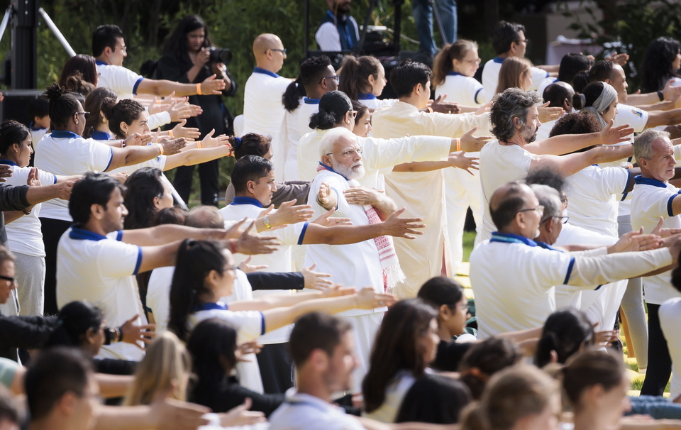 Ο Ναρέντρα Μόντι κάνει γιόγκα στη Νέα Υόρκη μαζί με χιλιάδες άλλους-3