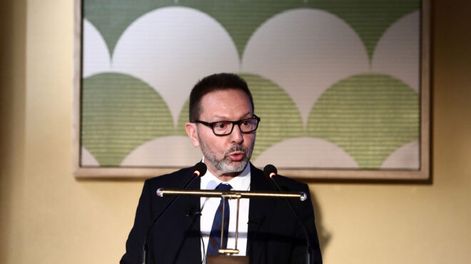 μαστίγιο-και-καρότο-για-τους-ελεύθερο-562495036