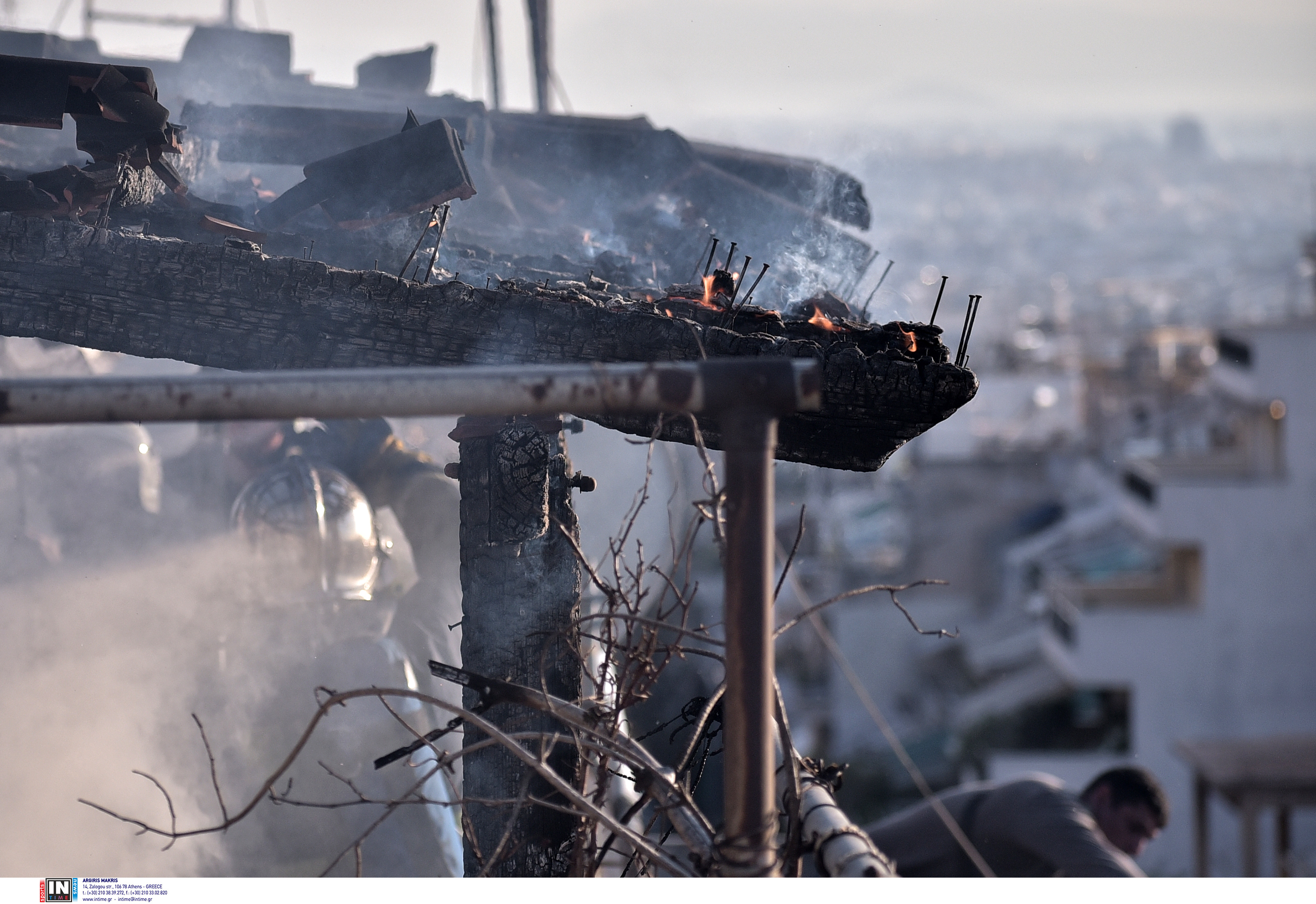 Φωτιά τώρα σε πολυκατοικία στο κέντρο της Αθήνας-2