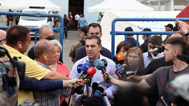 πολιτική-αντιπαράθεση-με-φόντο-το-πολ-562473739