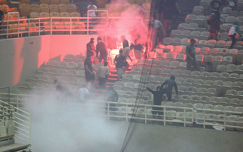 Πρωταθλητής ο Ολυμπιακός, χάος στο ΟΑΚΑ-1