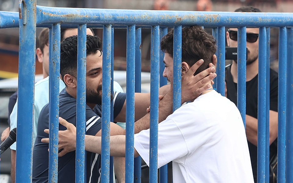 Ναυάγιο στην Πύλο: Μαρτυρίες που συγκλονίζουν – «Έκλαιγαν όταν κατάφερναν να μιλήσουν με τους συγγενείς τους»-3