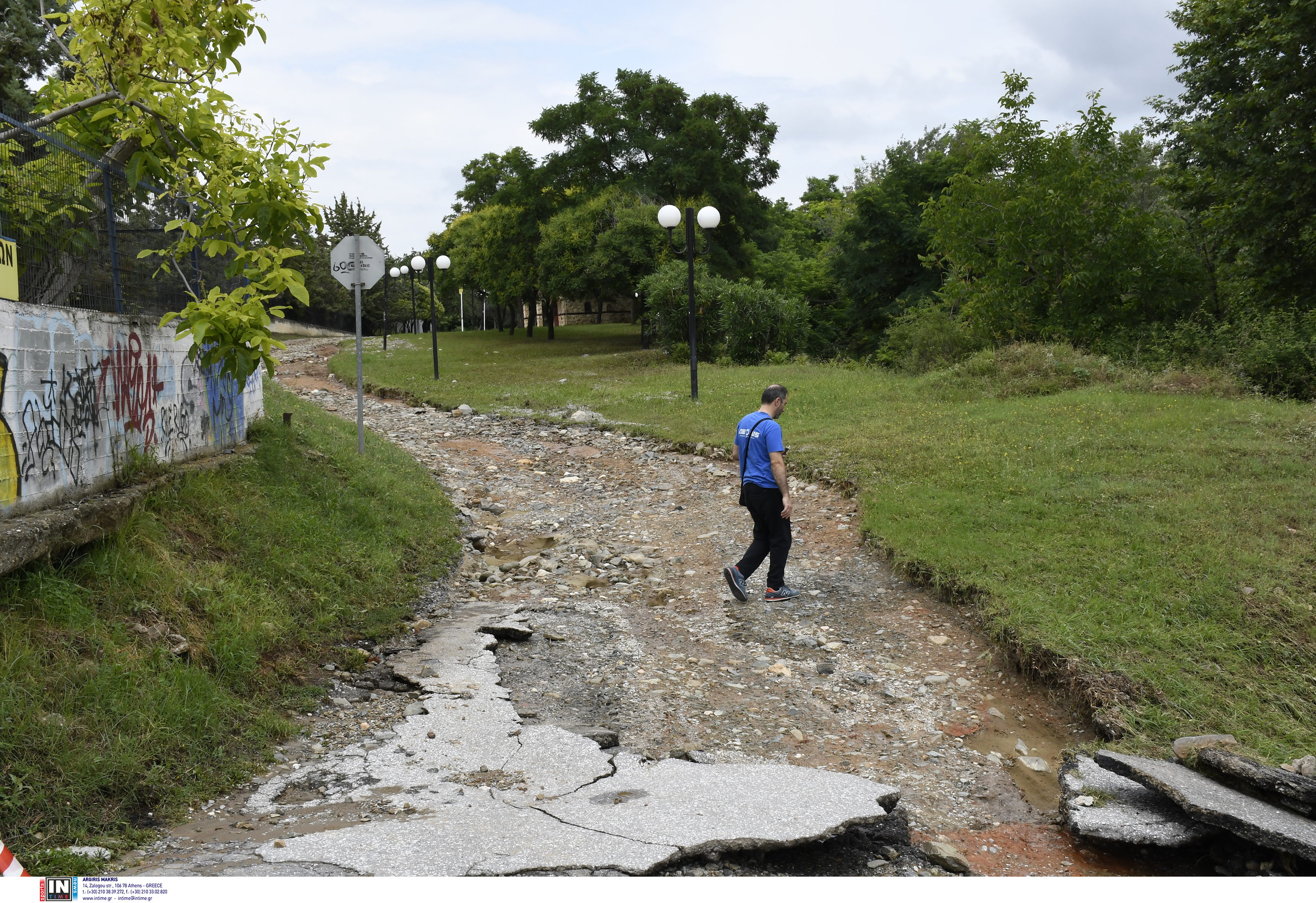 Κακοκαιρία: Σοβαρά προβλήματα στη Θέρμη – Ζημιές σε σπίτια, δρόμους και καλλιέργειες (εικόνες)-1