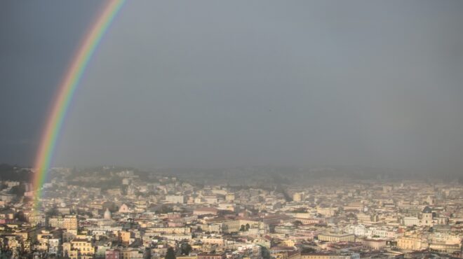 ο-αμορεζάνο-βουλιάζει-σε-μια-βροχερή-ν-562476619