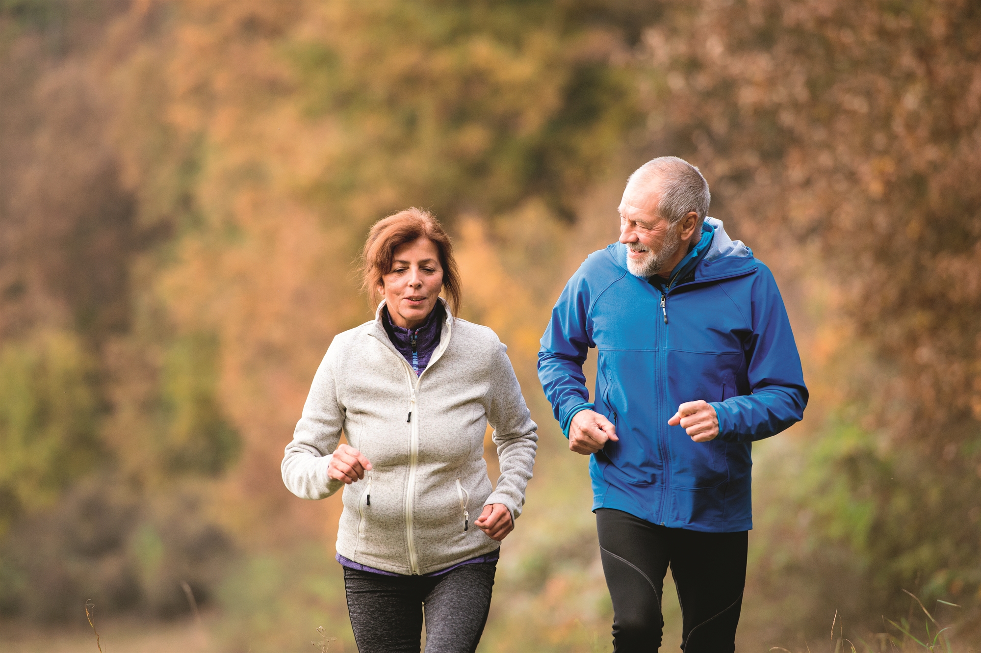 Τα πολλαπλά οφέλη που έχει το περπάτημα με φίλους-1