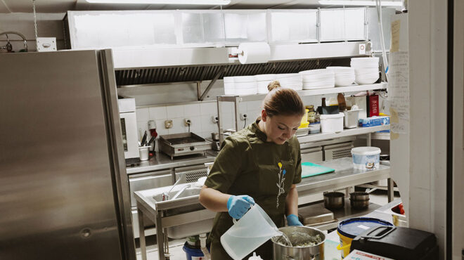 πρόσφυγες-μαγειρεύουν-φαγητά-από-τον-562477690