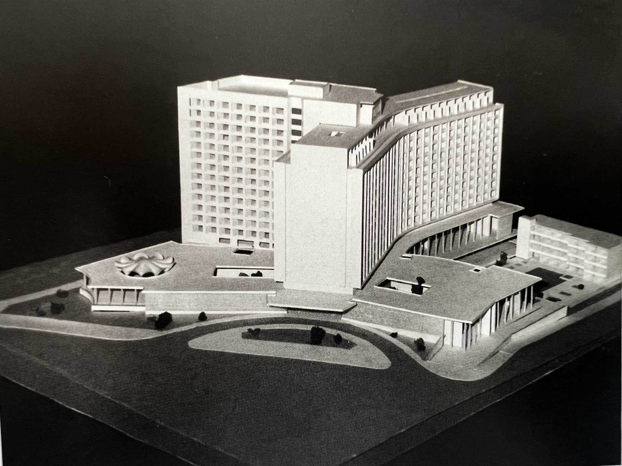 Πρώην Χίλτον: Η νέα προσθήκη και η μελέτη του ’79-1