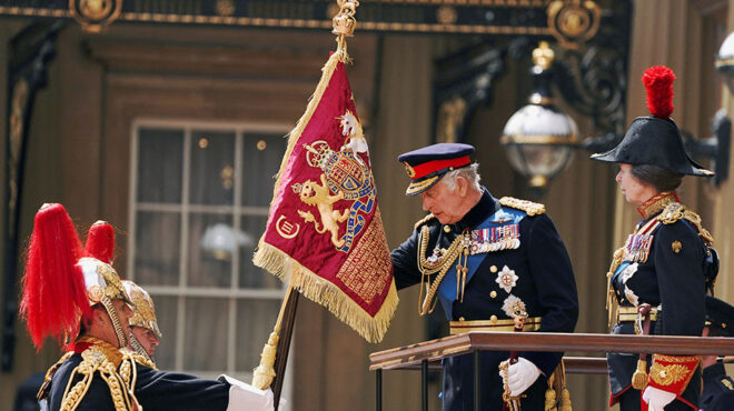 βρετανία-έφιππος-ο-βασιλιάς-κάρολος-γ-562476994