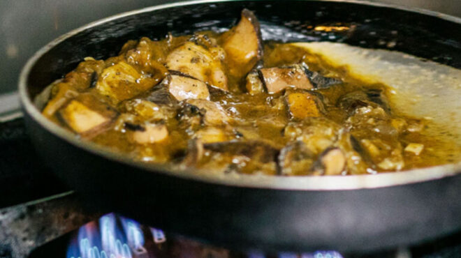 σουπιές-με-το-μελάνι-τους-και-μελιτζάν-562477066