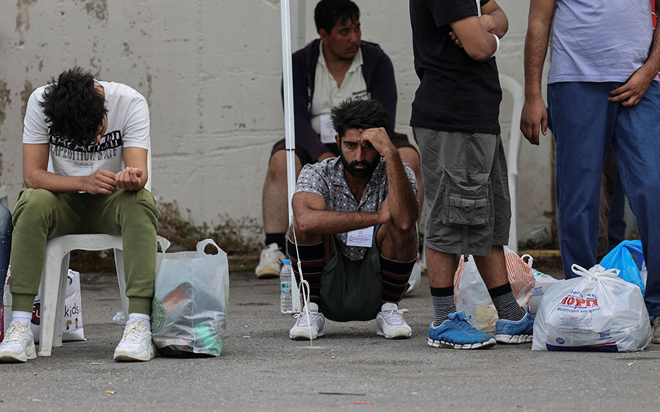 Ναυάγιο στην Πύλο: Μαρτυρίες που συγκλονίζουν – «Έκλαιγαν όταν κατάφερναν να μιλήσουν με τους συγγενείς τους»-1