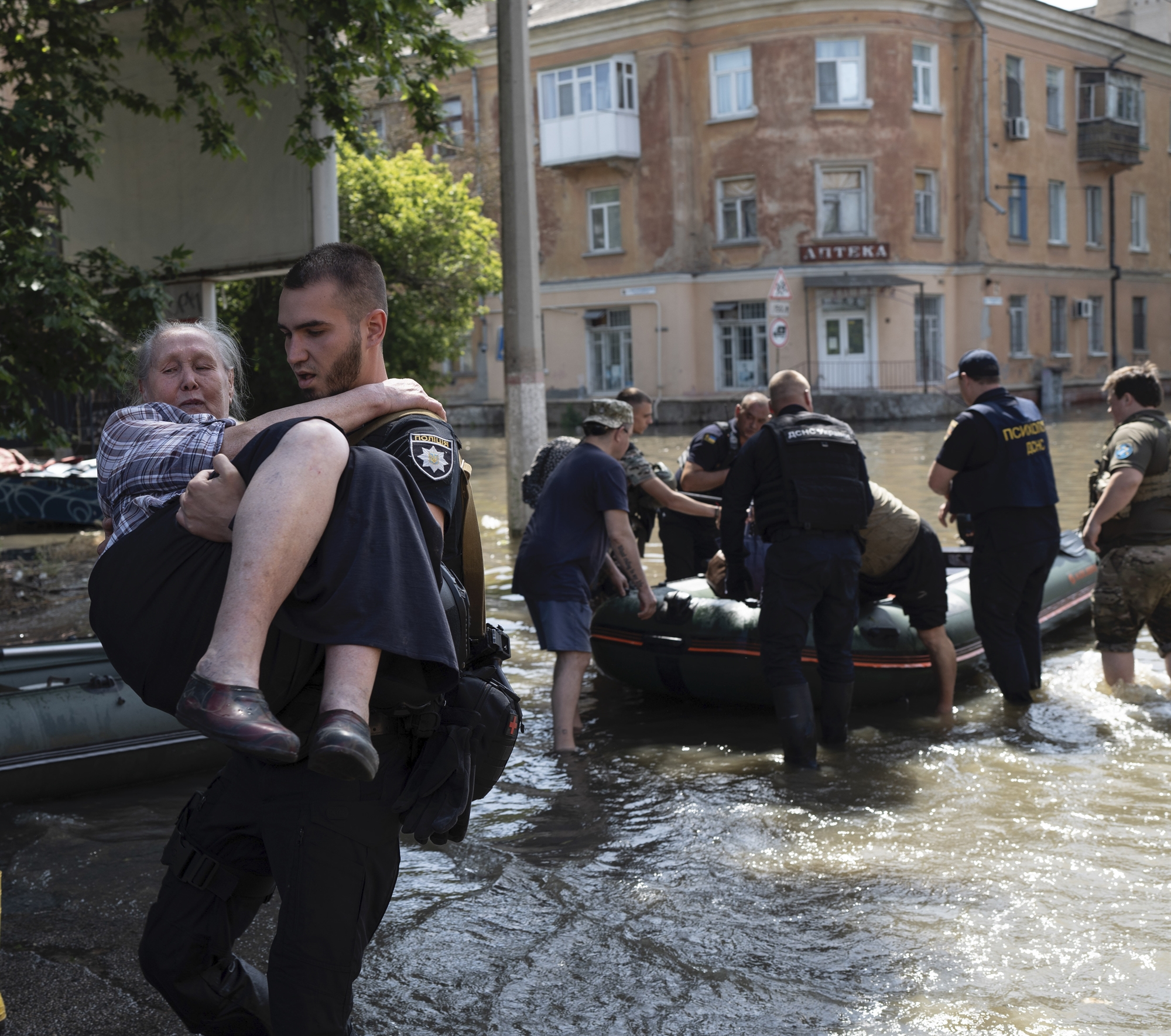 Ανυπολόγιστη καταστροφή στη Χερσώνα – Πέρασαν τη νύχτα στις στέγες-3