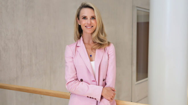 τζένιφερ-σίμπελ-νιούσομ-στην-κ-για-τ-562488415