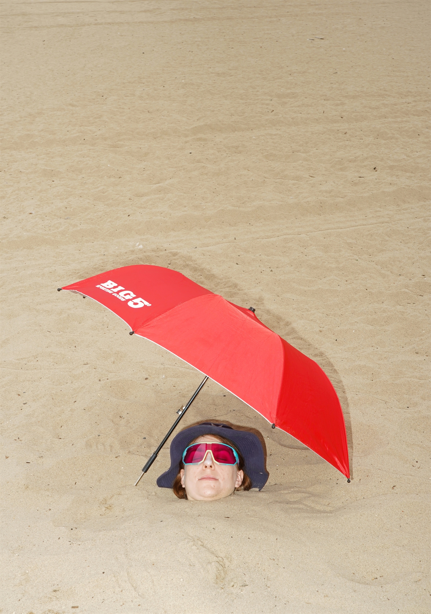 Με ομπρέλα, γυαλιά και καπέλο στον ήλιο-1