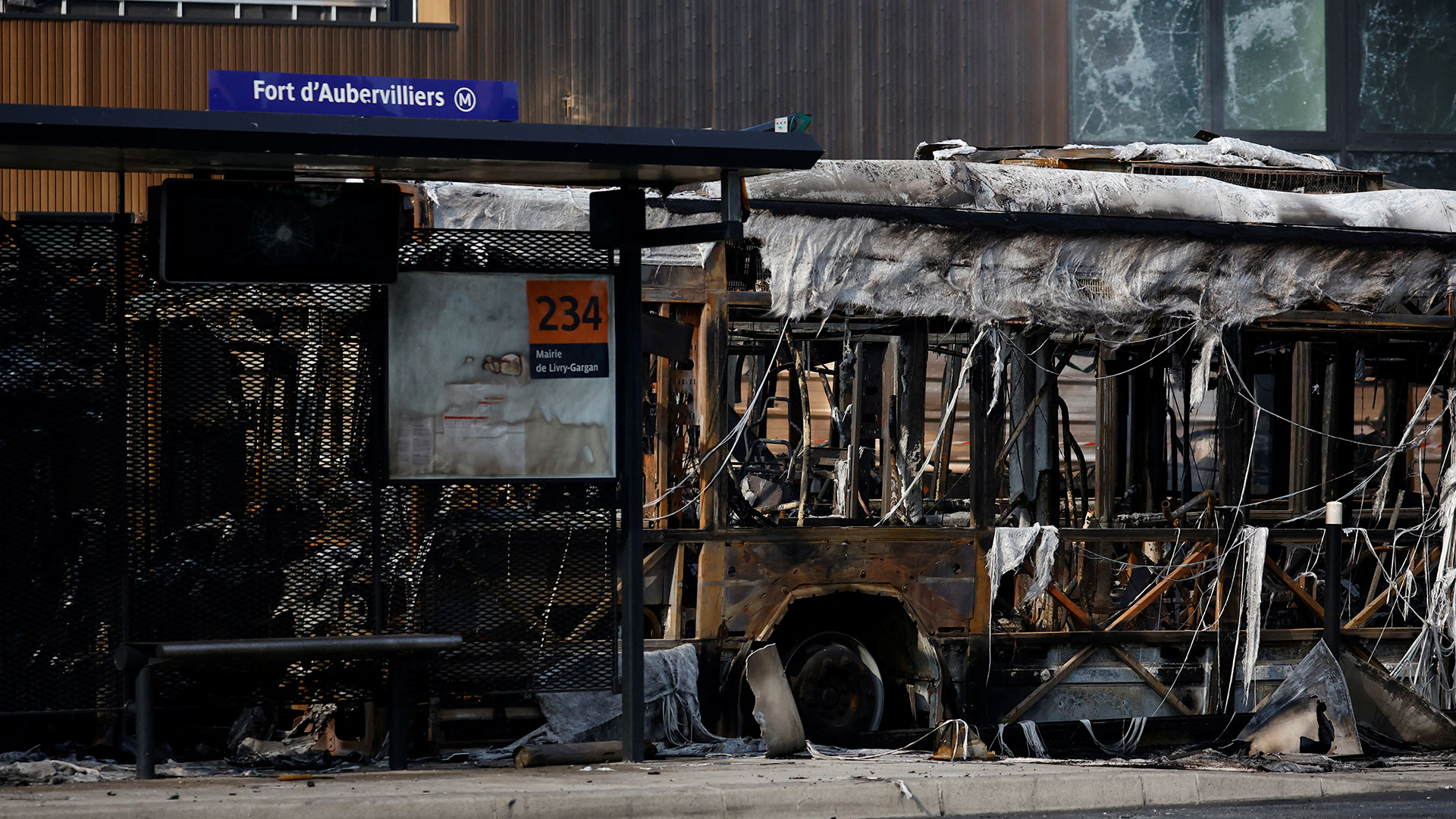 Γαλλία: Τεθωρακισμένα της αστυνομίας στους δρόμους – Χειρόφρενο σε λεωφορεία και τραμ μετά τις 21:00-1