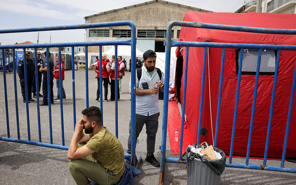 Ναυάγιο στην Πύλο: Μαρτυρίες που συγκλονίζουν – «Έκλαιγαν όταν κατάφερναν να μιλήσουν με τους συγγενείς τους»-2
