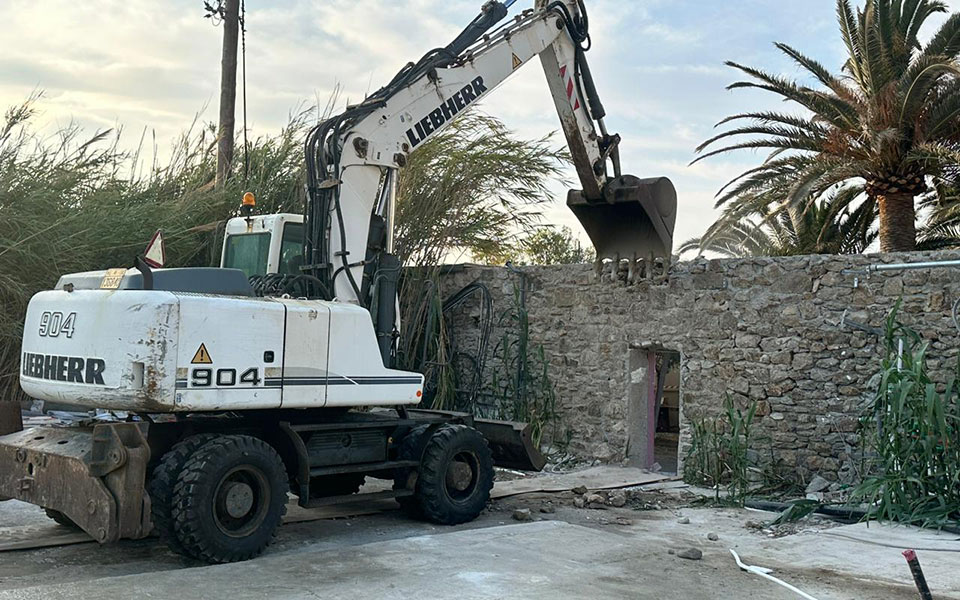 Μύκονος: Τρέχουν να κατεδαφίσουν για να μην τους σφραγίσουν-1