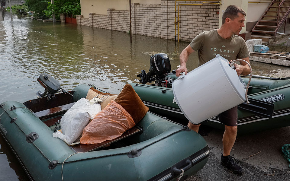 Φράγμα Καχόβκα: Μάχη για να απομακρυνθούν οι κάτοικοι από τις πλημμυρισμένες περιοχές-1