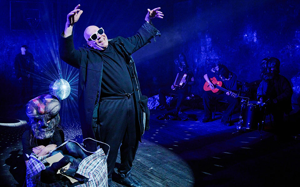 το-τέρας-του-πολέμου-βρυχάται-στη-σκην-562461772