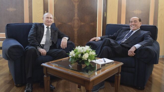 ο-πούτιν-αποχαιρετά-τον-μπερλουσκόνι-562466293