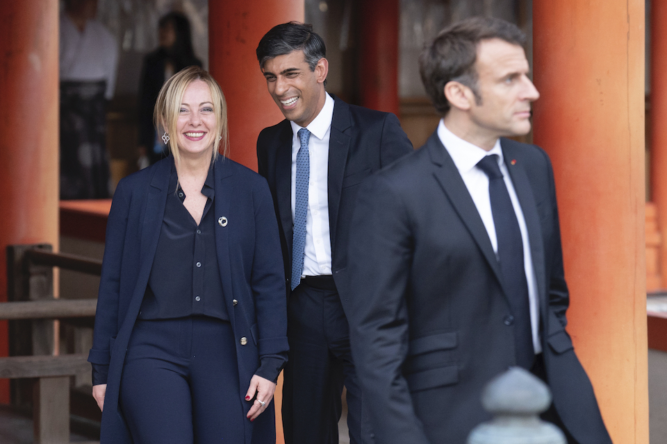 Ο Μπερλουσκόνι που «έφυγε», η Μελόνι που ενισχύεται, ο Μακρόν που ανησυχεί-2