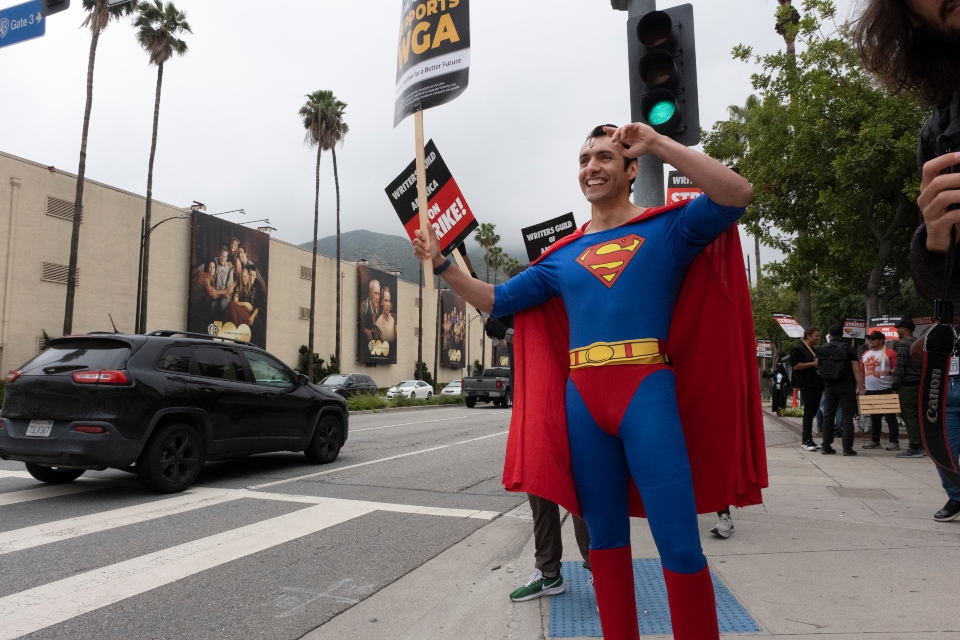 Ενας μήνας απεργιακού αναβρασμού στο Χόλιγουντ – Εργαζόμενοι του «Daily Show» μιλούν στην «Κ»-1