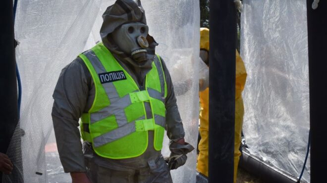 σε-τεντωμένο-σκοινί-η-ασφάλεια-του-πυρ-562472194