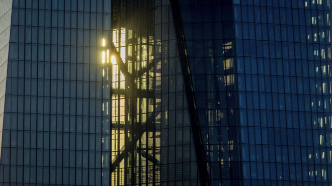 υψηλά-επιτόκια-για-πολύ-καιρό-562498156