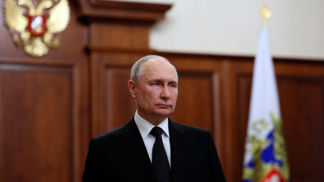 πολιτικοί-και-ολιγάρχες-εγκαταλείπο-562488820