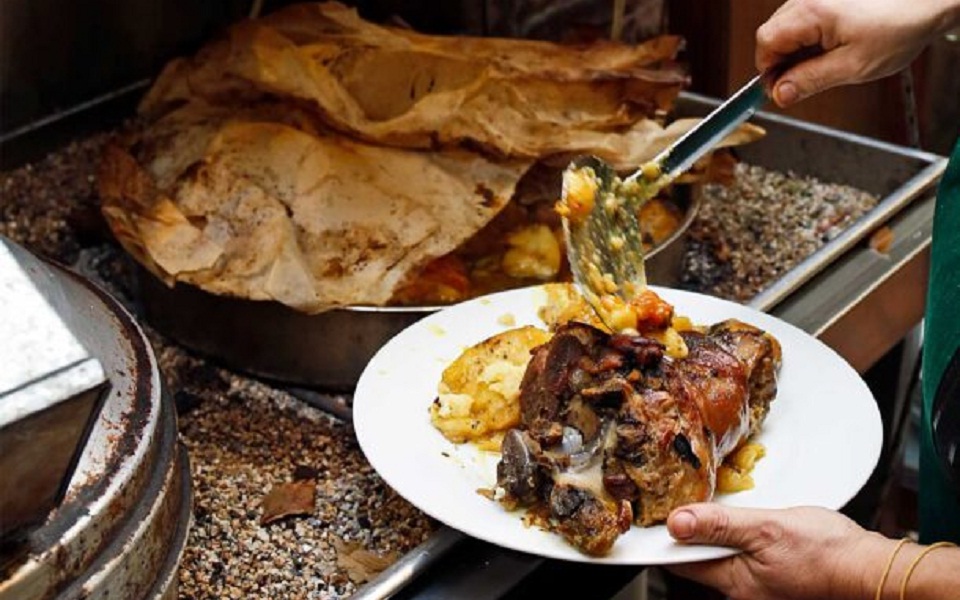 το-αρνάκι-με-πατάτες-στη-γάστρα-της-κλη-562454842