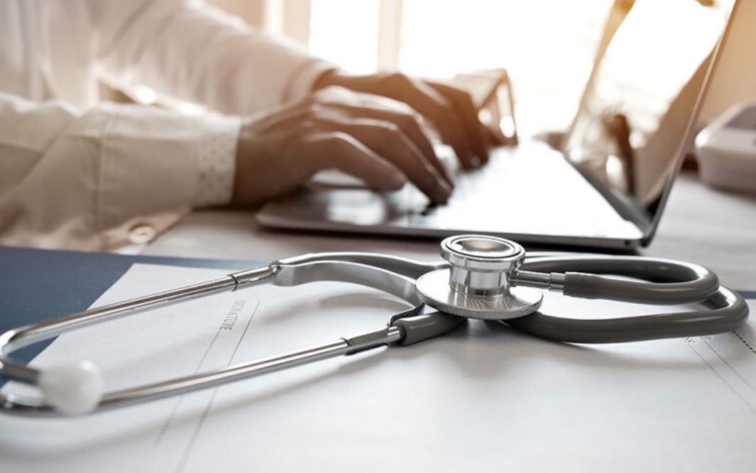 ιατρικοί-σύλλογοι-κατά-τηλεγιατρών-562460395