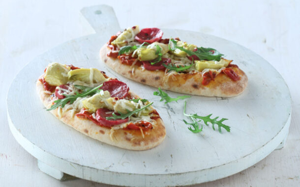 πίτσα-με-σαλάμι-λευκάδας-αγκιναράκια-562455706