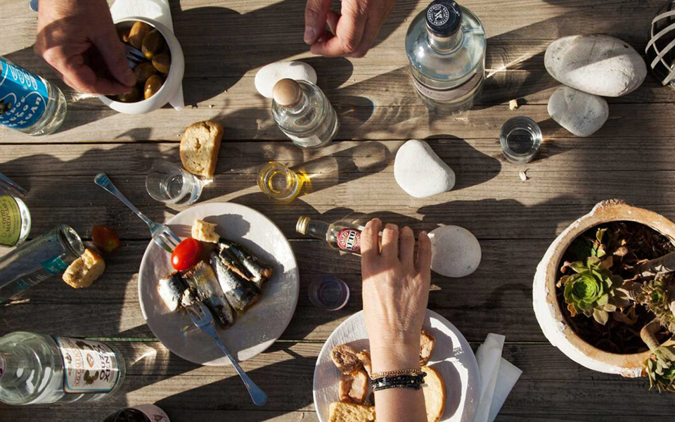 ούζο-με-μεζέ-10-ούζα-που-αγαπάμε-και-κατι-562454371