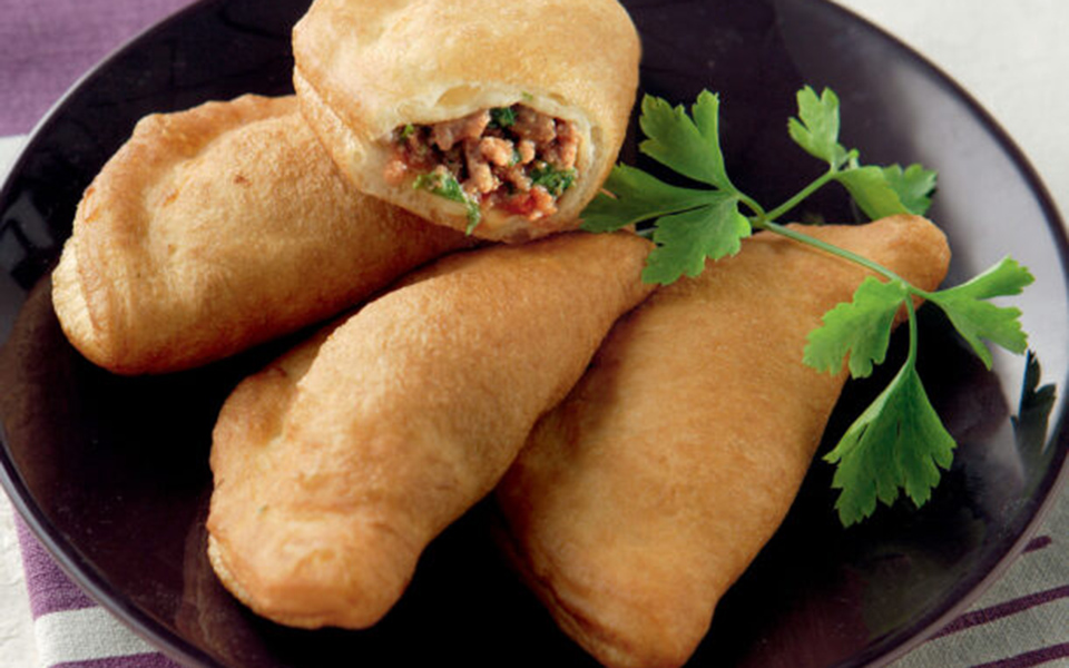 πιροσκί-με-τη-σάλτσα-κιμά-που-μας-περίσ-562454965