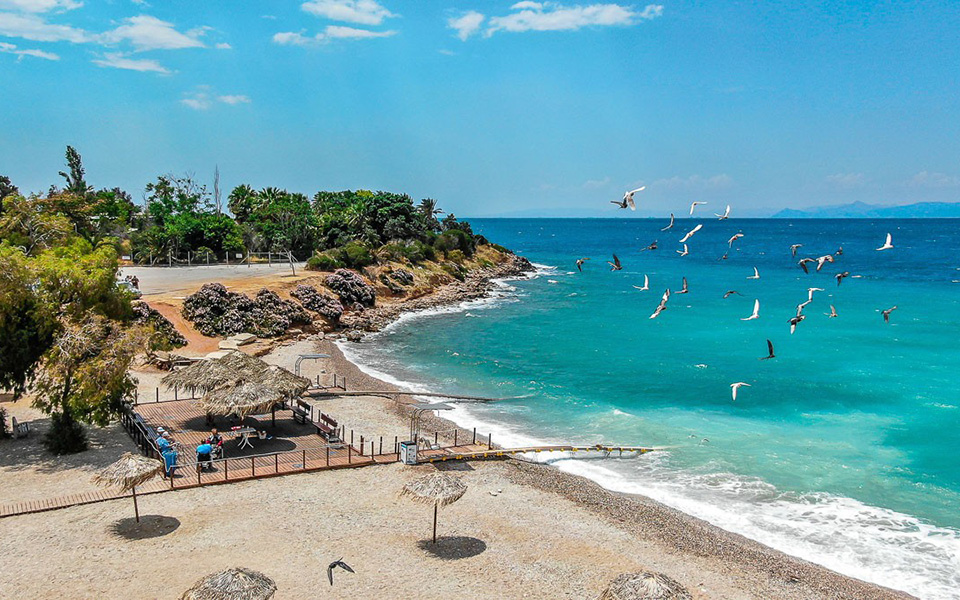 ακατάλληλες-παραλίες-με-γαλάζιες-σ-562454392