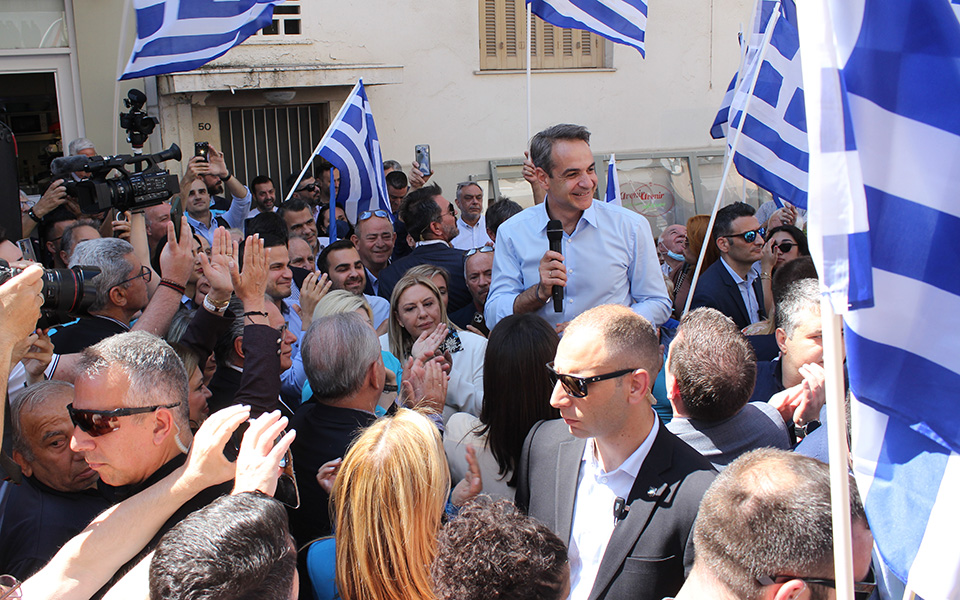 μητσοτάκης-κοιτάμε-ψηλά-αλλά-με-τα-πόδ-562456321